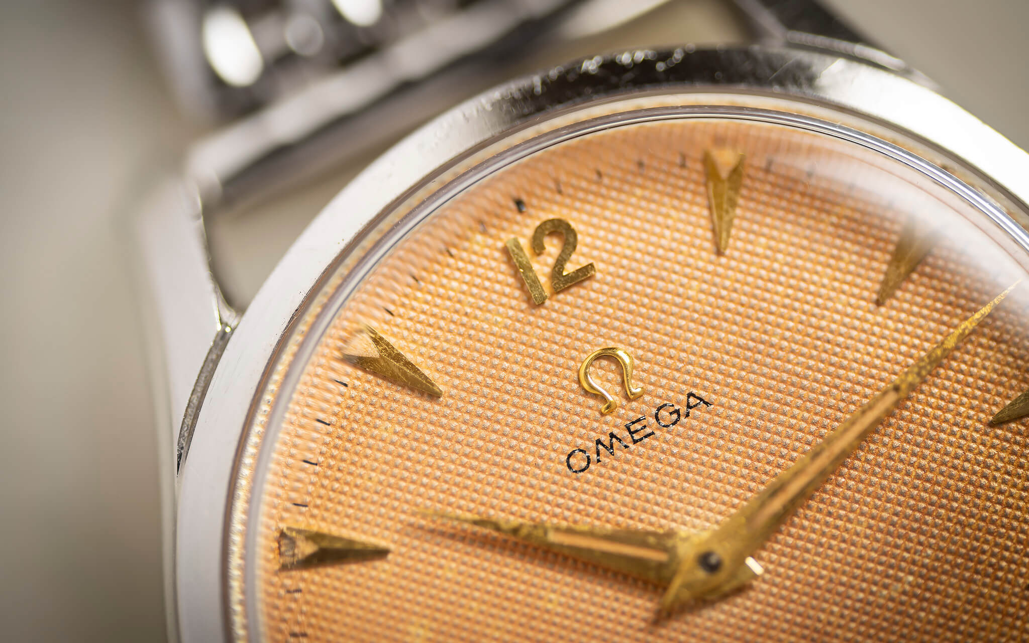 OMEGA 2639 SALMON WAFFLE DIAL
